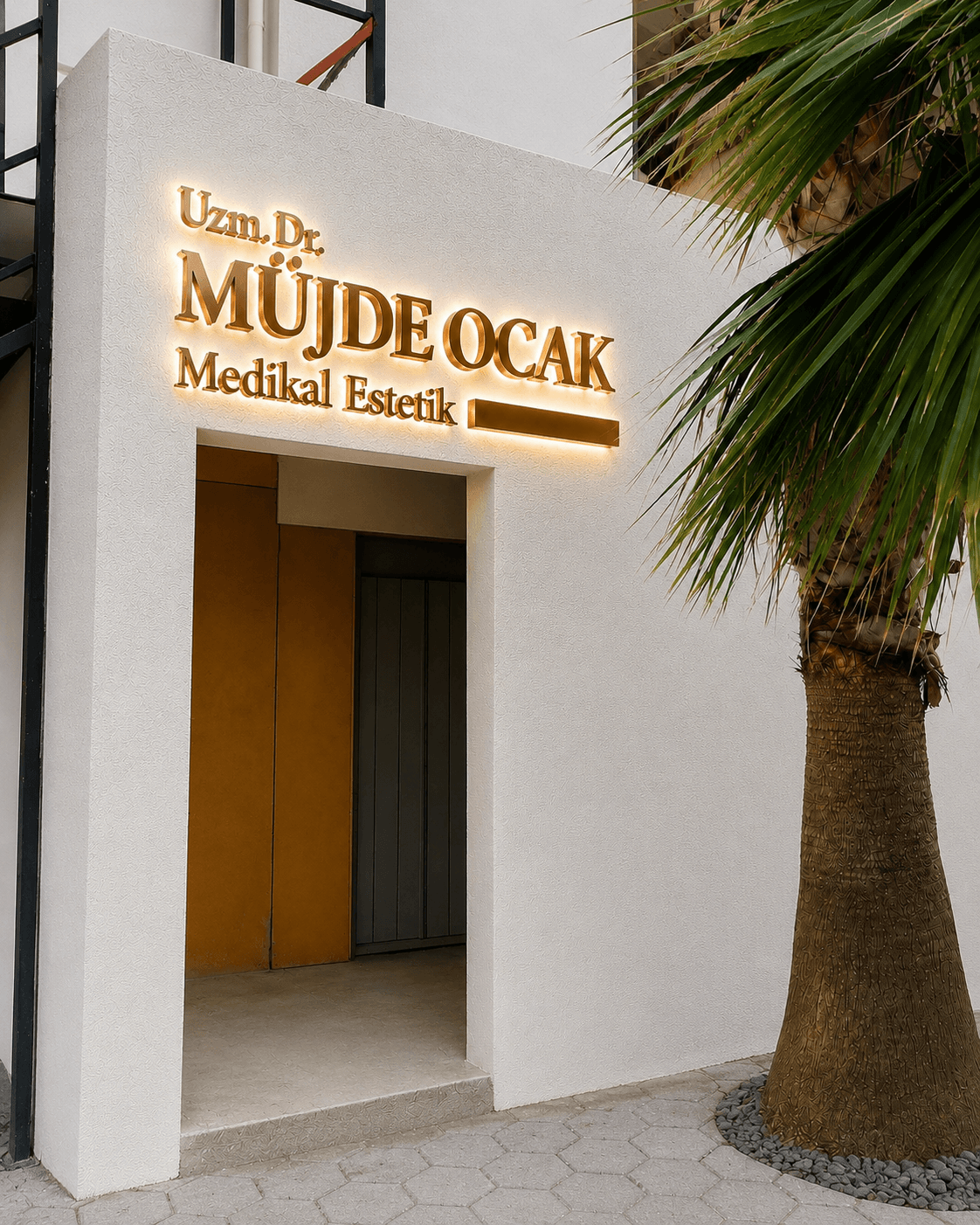 Uzm. Dr. Müjde Ocak Medikal Estetik kliniğinin girişi ve aydınlatmalı tabelası